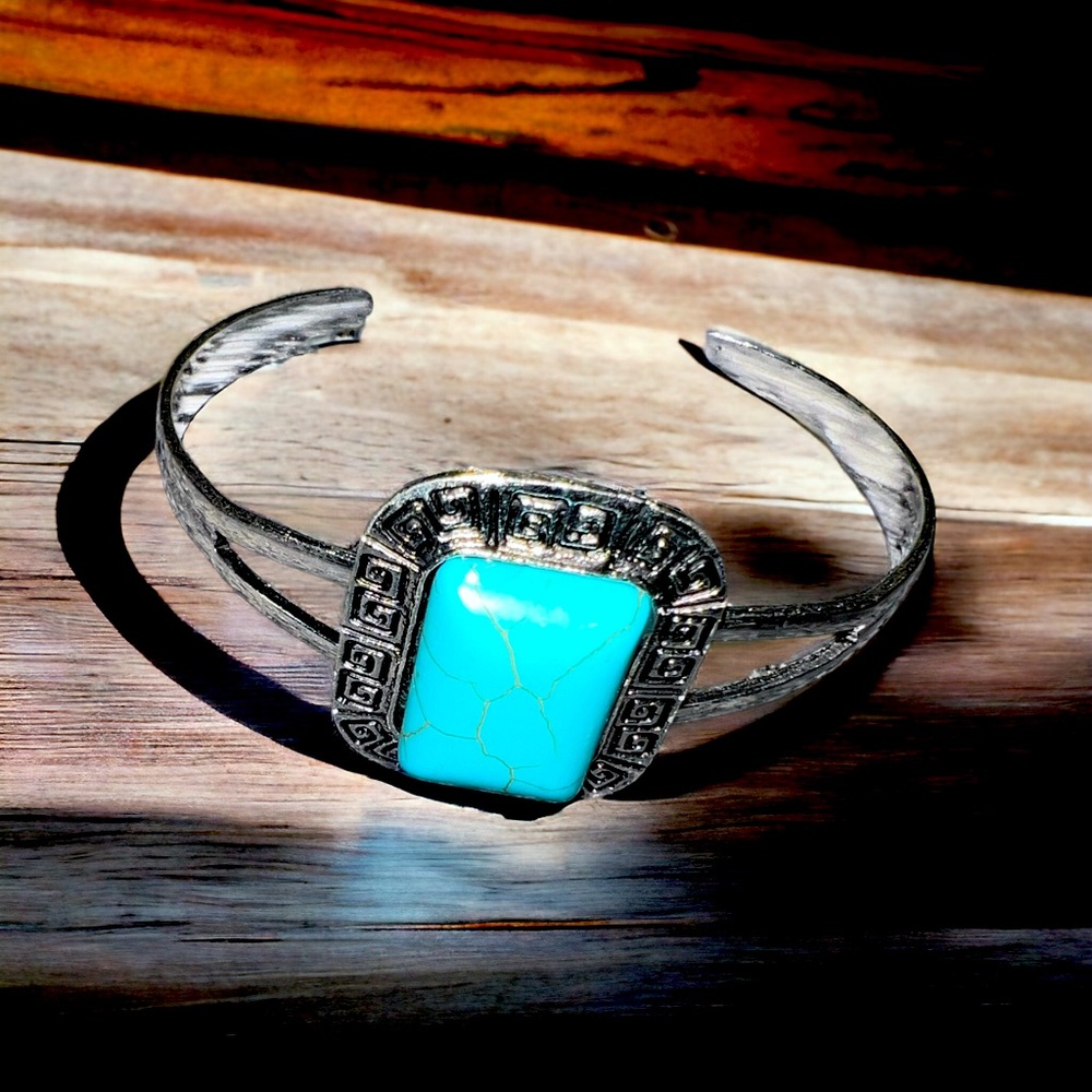 Gorgeous bracelet with square stone